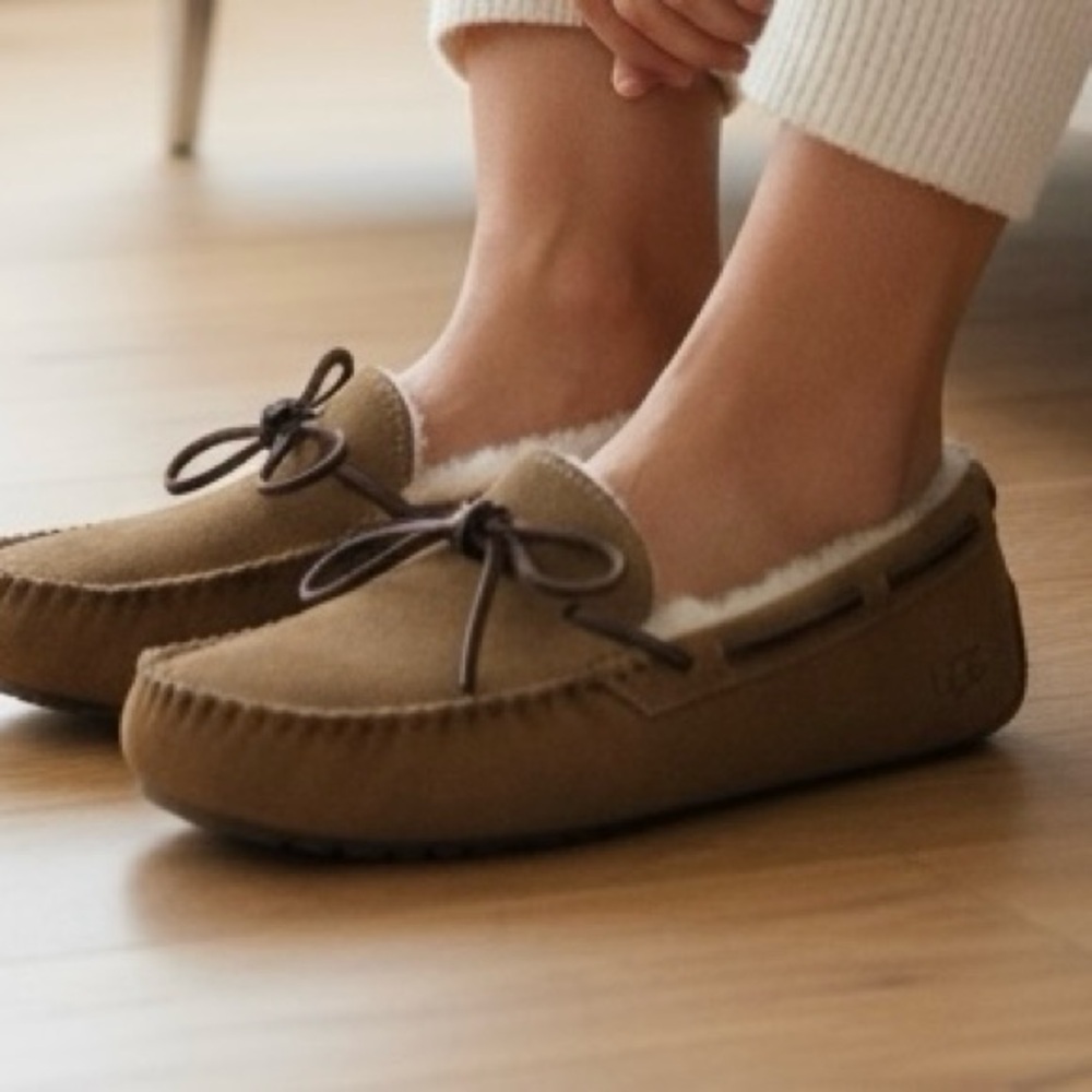 UGG DAKOTA WOOD LINED  Suede Moccasin Slippers SIZE 7 NWOT